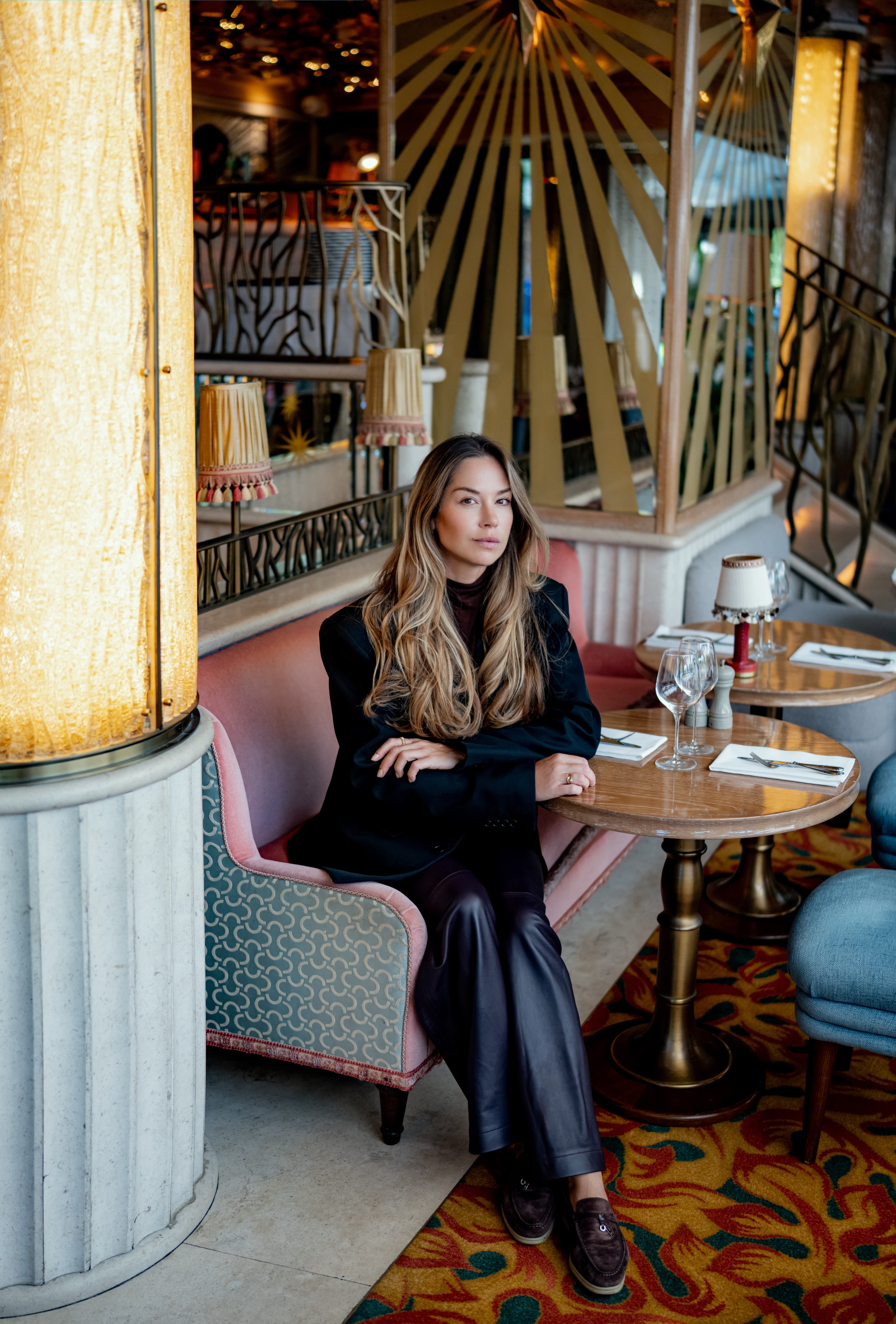 Aleksandra, fondatrice de Domino Agency, dans un intérieur d'hôtellerie